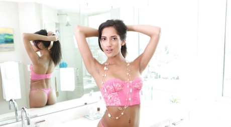 Миниатюрная латиноамериканка Хлоя Ламур мастурбирует пизду и трет клитор картинка 3