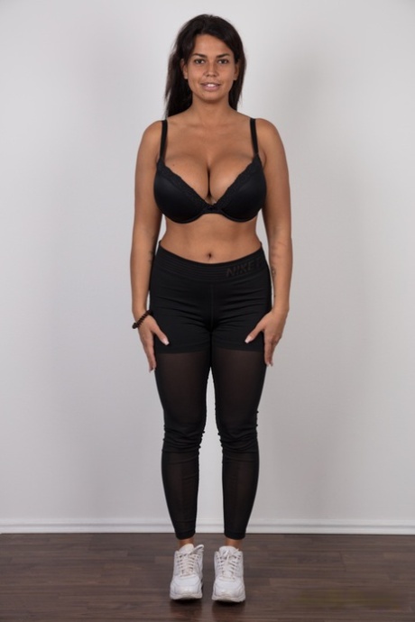 Соблазнительная первокурсница демонстрирует свою лысую киску после того, как сняла всю свою одежду картинка 3