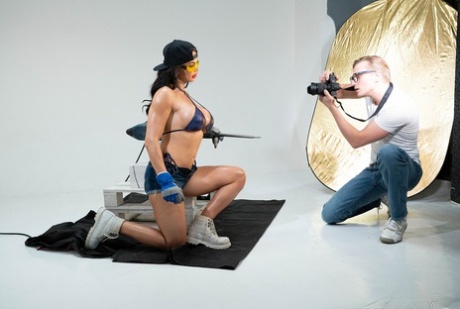 Татуированная брюнетка Хлоя Ламур занимается жестким сексом со своим фотографом картинка 6