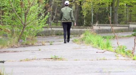 Грудастая красотка Хлоя фонтанирует на земле картинка 15