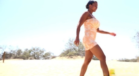 Девушка-одиночка Хлоя Ламур обильно мочится, пересекая песчаный участок картинка 14