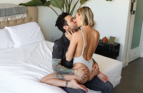 Худенькая блондинка Хлоя Темпл моделирует купальник перед сексом со своим парнем картинка 11