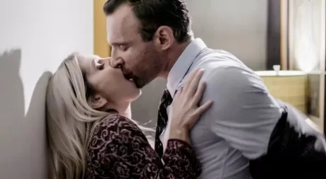 Изменщица блондинка Кристи Стивенс сталкивается с муженьком, пойманным на месте преступления картинка 4