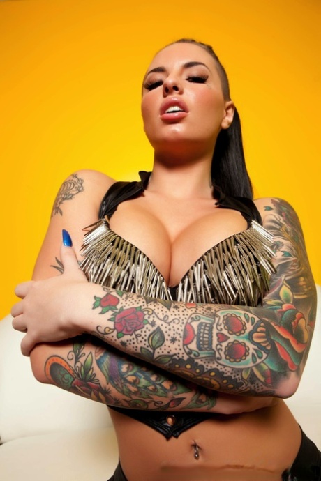 Горячая порнозвезда с татуировками Кристи Мак ласкает свои круглые сиськи и раздвигает киску картинка 3