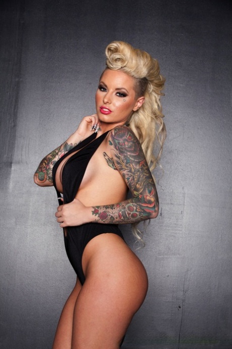 Соблазнительная шлюха Кристи Мак щеголяет круглыми большими сиськами и потрясающими татуировками на каблуках картинка 4