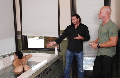 Распутную молоденькую Кристи Мак жестко трахают анально в ванне картинка 2