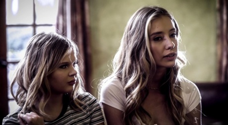 Сводные сестры-подростки Хейли Рид и Коко Лавлок занимаются лесбийским сексом втроем картинка 3