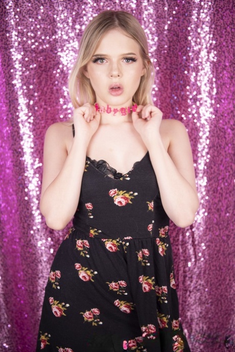 Сладкая блондинка снимает платье перед тем, как позировать обнаженной в сексуальных чулках картинка 5