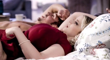 Молоденькая блондинка Коди Вор кончает на свои большие сиськи после траха картинка 7