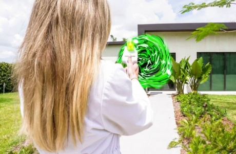 Британская милфа Кори Чейз кончает себе в рот, чтобы завершить секс от первого лица картинка 3