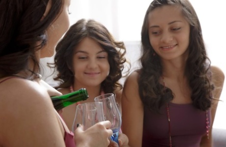 Девушки-лесбиянки принимают участие в сексе втроем, распивая бутылку спиртного картинка 12