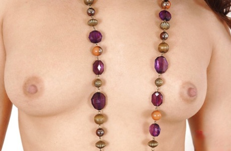 Соблазнительная брюнетка избавляется от своей одежды и теребит пальцами свою рану картинка 10