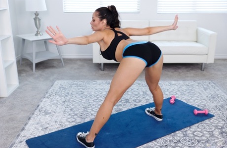 Спортивная милфа Кристал Раш занимается сексом от первого лица после растяжки картинка 3