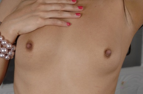 Черноволосая соло-девушка Аурелли Ребел погружает палец глубоко в свое влагалище картинка 5