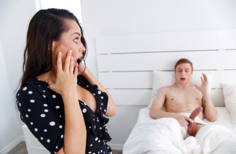 Милфа брюнетка Кристал Раш прыгает на большом члене после того, как наткнулась на него картинка 2