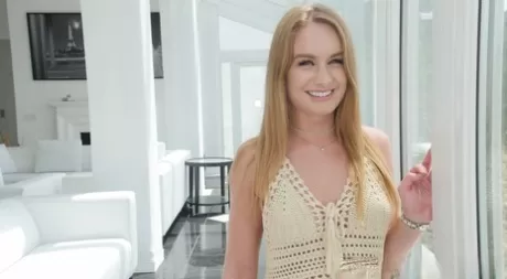 Сексуальная девушка-подросток Дейзи Стоун раздевается догола перед окном картинка 3