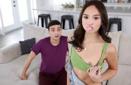 Худенькую молоденькую Дакоту Тайлер застукали за сексом со ее сводным братом картинка 2