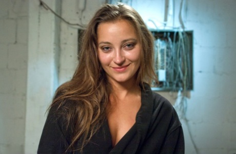 Сдержанная девушка вырывается с криком, пока ее трахают и мастурбируют картинка 15