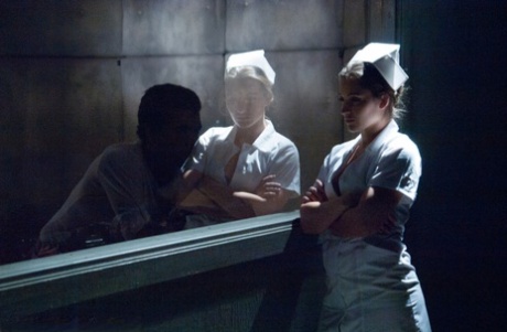 Горячая медсестра Дэни Дэниелс оказывается в рабстве и трахается против своей воли картинка 2