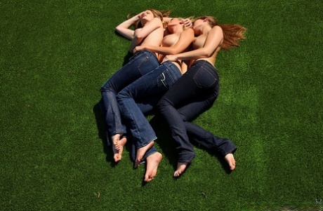 3 девушки топлесс натягивают свои синие джинсы на голые задницы на лужайке картинка 7