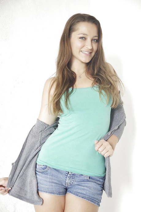 Красотка с крошечными сиськами Дэни Дэниелс снимает свои джинсовые шорты и обтягивающую рубашку картинка 2