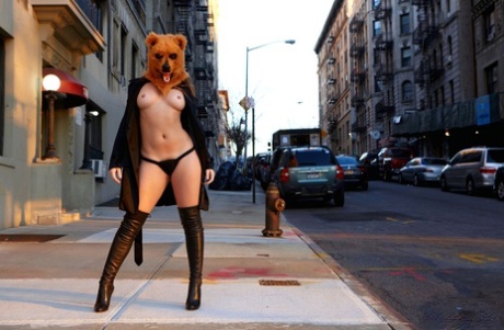 Американская сольная модель Дэни Дэниелс с трудом сохраняет свою одежду на себе картинка 13