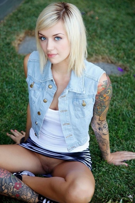 3 девушки, которые живут вместе, направляются внутрь, чтобы устроить секс втроем для всех девушек картинка 2