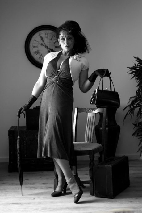 Стильная пожилая леди Даника Коллинз также обнажает свои большие сиськи и куст картинка 2