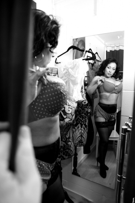 Зрелая женщина Даника Коллинз показывает свои большие сиськи во время слежки картинка 10