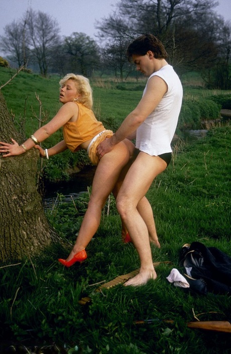 Возбужденные самки с ретро-прическами трахают друг друга и парней тоже в поле картинка 10