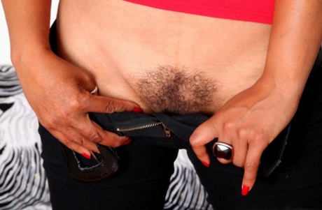 Пожилая леди Даника Коллинз обнажает свой волосатый куст после того, как обнажила большие сиськи картинка 9