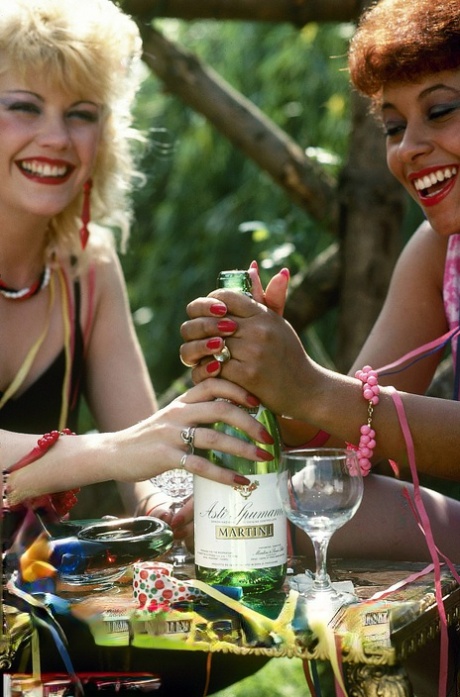 Возбужденные самки с ретро-прическами трахают друг друга и парней тоже в поле картинка 6