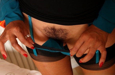 Горячая зрелая женщина Даника Коллинз демонстрирует свои товары в нейлоновых чулках с задним швом картинка 13