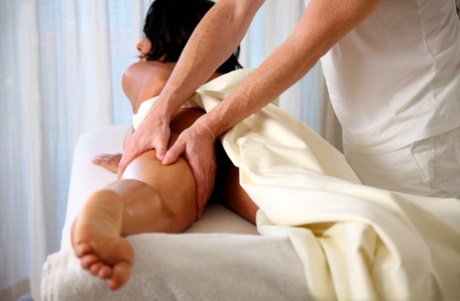 Горячая зрелая женщина Даника Коллинз получает массаж всего тела от своего массажиста картинка 11