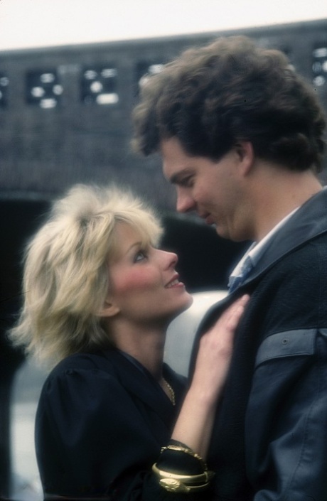 Возбужденные самки с ретро-прическами трахают друг друга и парней тоже в поле картинка 2