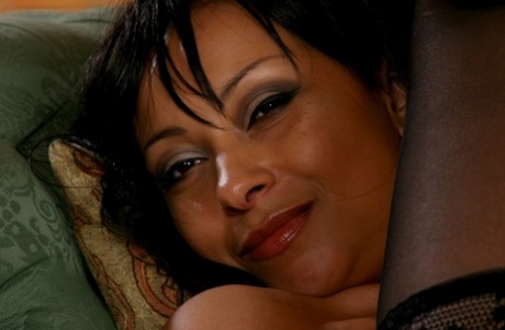 Дерзкая мамаша в чулках обнажает свои невероятно соблазнительные изгибы картинка 8