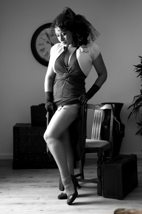 Стильная пожилая леди Даника Коллинз также обнажает свои большие сиськи и куст картинка 3