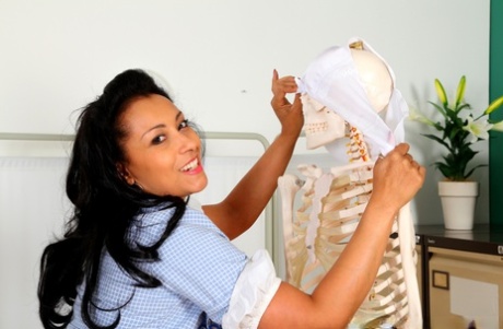 Зрелая брюнетка медсестра Даника Коллинз мастурбирует игрушкой на больничной койке картинка 12