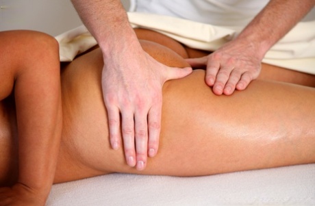 Горячая зрелая женщина Даника Коллинз получает массаж всего тела от своего массажиста картинка 12