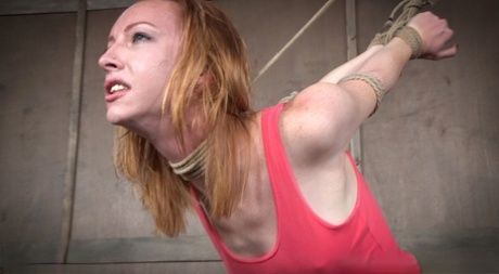 Рыжеволосую молоденькую Кэти Кисс трахает в рот лесбиянка и ее член со страпоном картинка 15