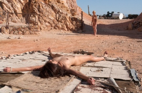 Женщин-рабынь принуждают к половым актам в пустынном месте картинка 9