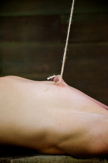 Молодые шлюшки от боли вместе выдерживают экстремальный сеанс бондажа в подземелье картинка 9