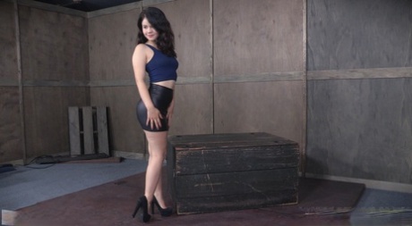 Молоденькая азиатка писается во время мастурбации и траха в горло в бондаже картинка 2