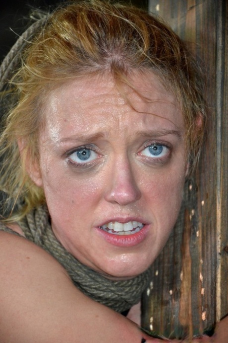 Грудастую рабыню Дарлинг связала и пытала доминирующая пара картинка 13