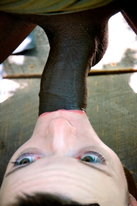 Покорные шлюшки Хейзел Гипнотик и Дарлинг наслаждаются тем, что их связывают в лесу картинка 11