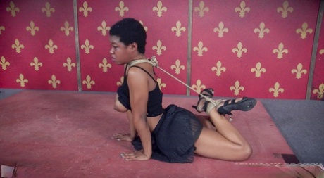 Связанную негритянскую рабыню Калисту Стоунм заставили сосать и есть киску в БДСМ втроем картинка 10