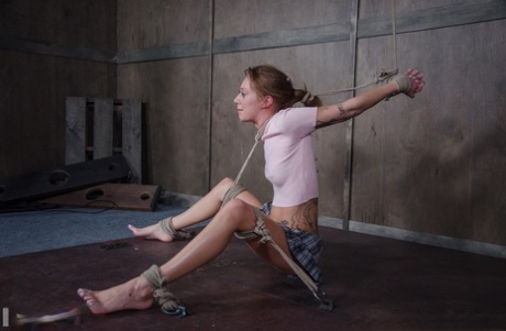 Худенькую молодую девушку трахает в рот развратная парочка в рабстве картинка 15