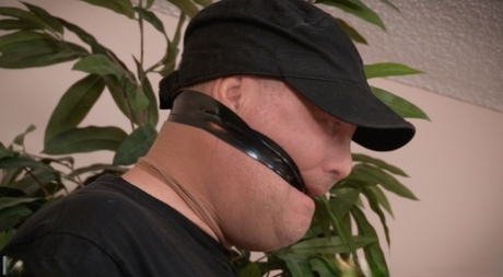 Стриптизерши Ди Уильямс и Алисса Линн оказываются связанными и сосут член картинка 4