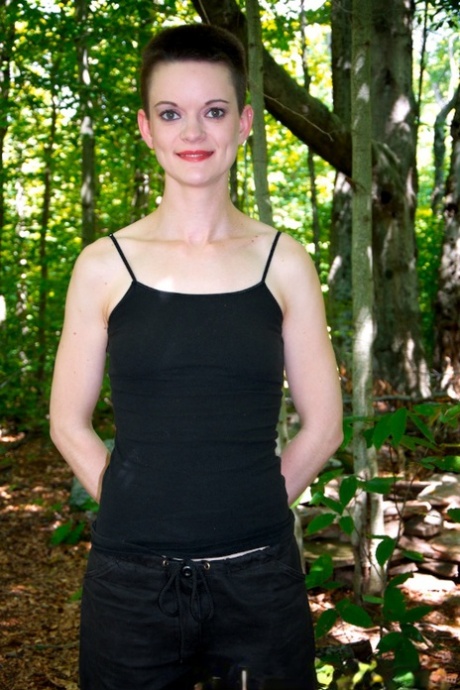 Секс-рабыни Дарлинг и Хейзел Гипнотик оказываются беспомощными в лесу картинка 3