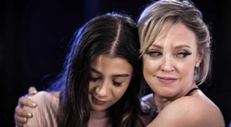 Молодая латиноамериканка Натали Брукс занимается сексом втроем со своей мачехой Ди Уильямс картинка 8